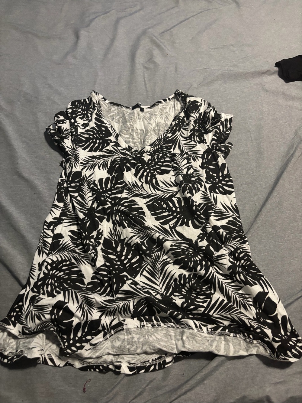 Women’s Black & White Leaf-Print V-Neck Short Sleeve Tee